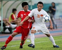 Vietnam team (white) draws Korea 1-1 at the ASEAN U19 Football Championship on July 26. (Photo:Tinthethao.com.vn) Vietnam team (white) draws Korea 1-1 at the ASEAN U19 Football Championship on July 26. (Photo:Tinthethao.com.vn)